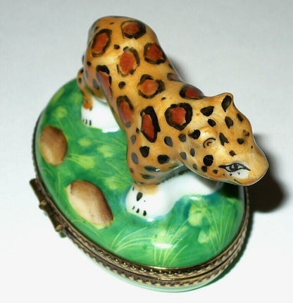 LIMOGES FRANCE BOX ~ LEOPARD IN THE JUNGLE ~WILD CAT~ GRASS & ROCKS ~ PEINT MAIN