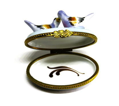 LIMOGES FRANCE BOX ~ VINTAGE PAIR OF LOVEBIRDS ~ LOVE BIRDS ~ "MC" ~ PEINT MAIN