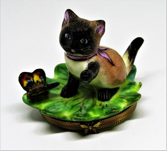 LIMOGES FRANCE BOX - ELDA - SIAMESE KITTEN & BUTTERFLY ON A LEAF - CAT - KITTY