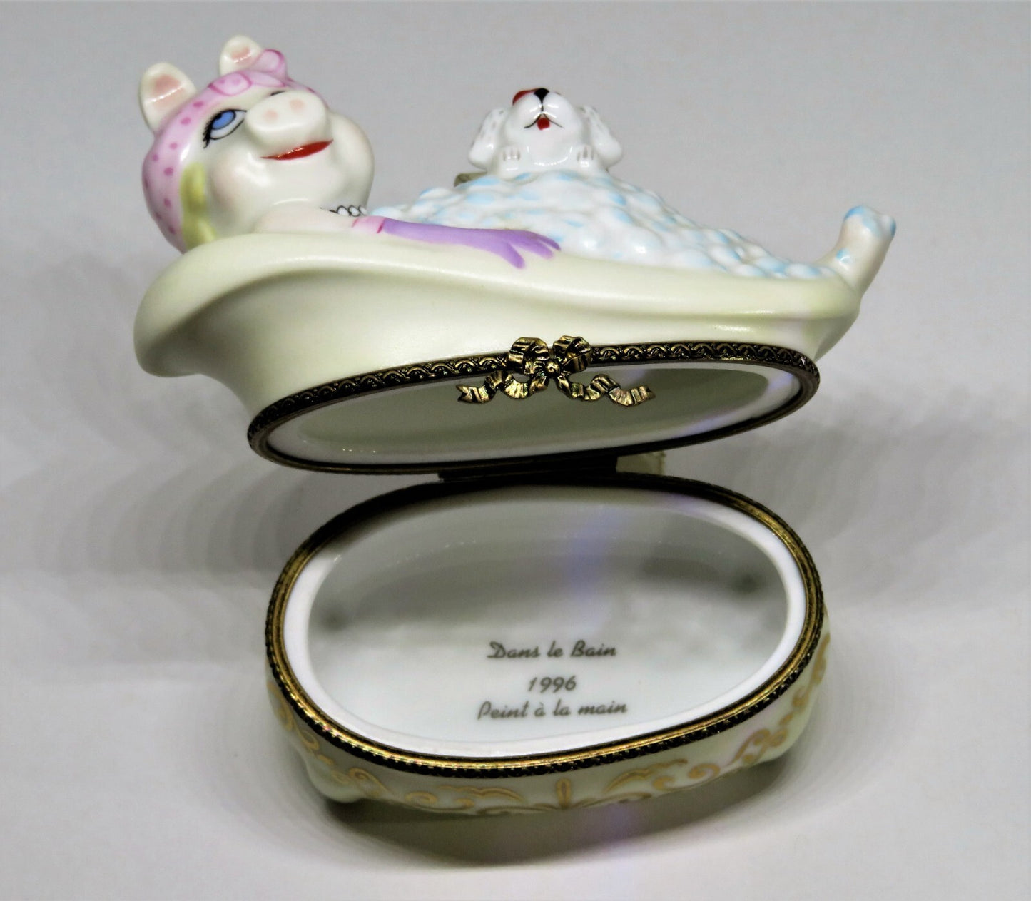 LIMOGES BOX- MISS PIGGY & DOG FOO-FOO IN A BUBBLE BATH - MUPPETS - SESAME STREET
