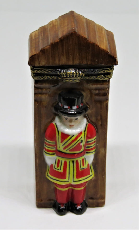 LIMOGES FRANCE BOX - TOWER OF LONDON GUARD & GUARD POST - BEEFEATER - ENGLAND