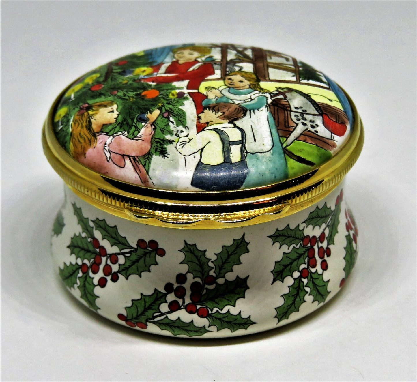 HALCYON DAYS ENAMEL BOX - FAMILY DECORATING THE TREE - HOLLY - "MERRY CHRISTMAS"