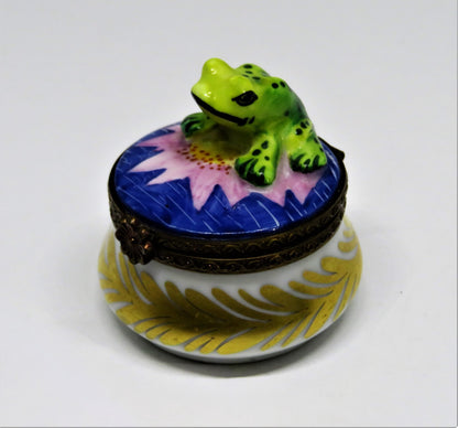 LIMOGES BOX -PARRY-VIEILLE- VINTAGE FROG & PINK LILY FLOWER - GOLD LEAVES