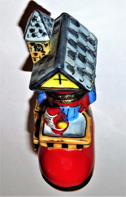 LIMOGES FRANCE BOX ~CHRISTMAS~ SANTA CLAUS WAVING FROM A BOOT HOUSE ~ PEINT MAIN