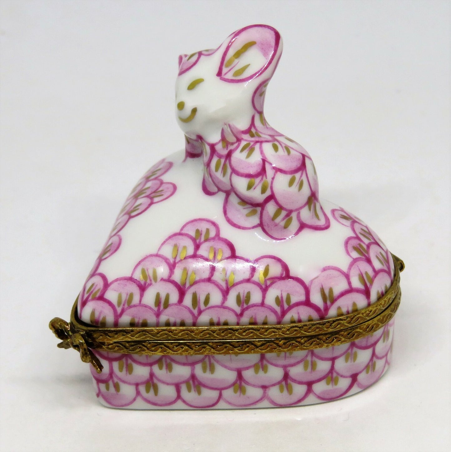 LIMOGES FRANCE BOX - HEREND STYLE RASPBERRY FISHNET MOUSE ON A HEART - FISH NET