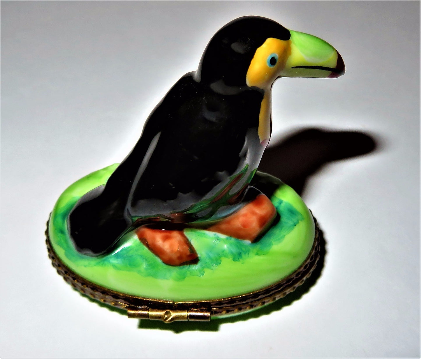 LIMOGES FRANCE BOX -TOUCAN ON WOODEN LOG- BUTTERFLY CLASP -FEATHER INSIDE- BIRDS
