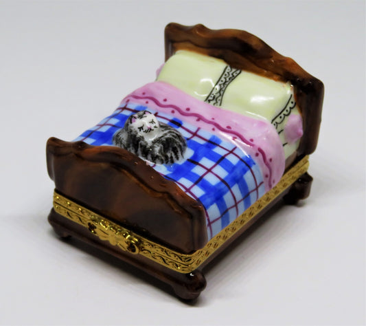 LIMOGES FRANCE BOX ~ TABBY CAT ASLEEP ON A BED ~ KITTEN ~ KITTY ~ PEINT MAIN
