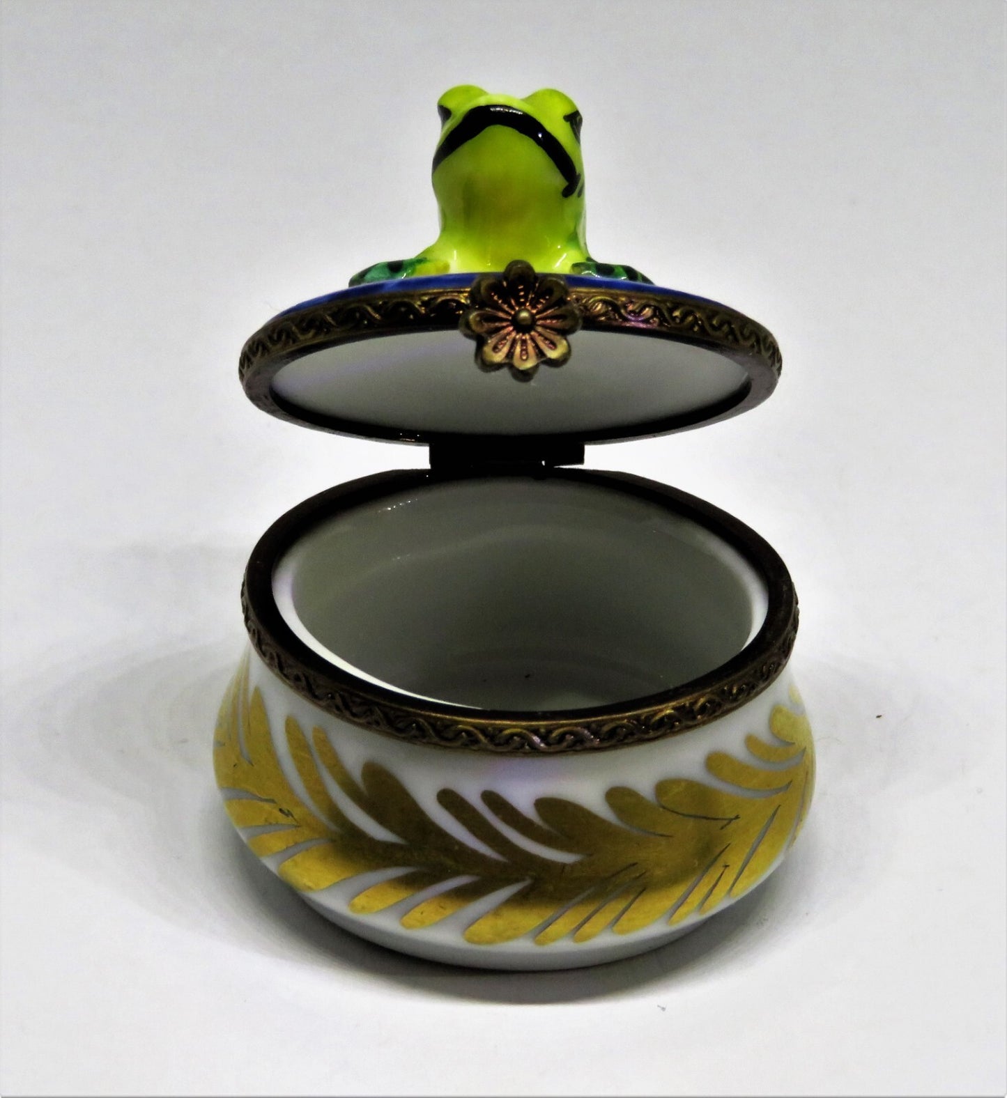 LIMOGES BOX -PARRY-VIEILLE- VINTAGE FROG & PINK LILY FLOWER - GOLD LEAVES