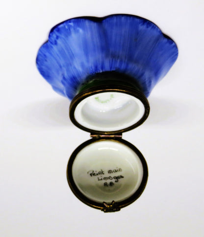 LIMOGES FRANCE BOX ~ BLUE  & WHITE FLOWER & GREEN CENTER ~ PEINT MAIN