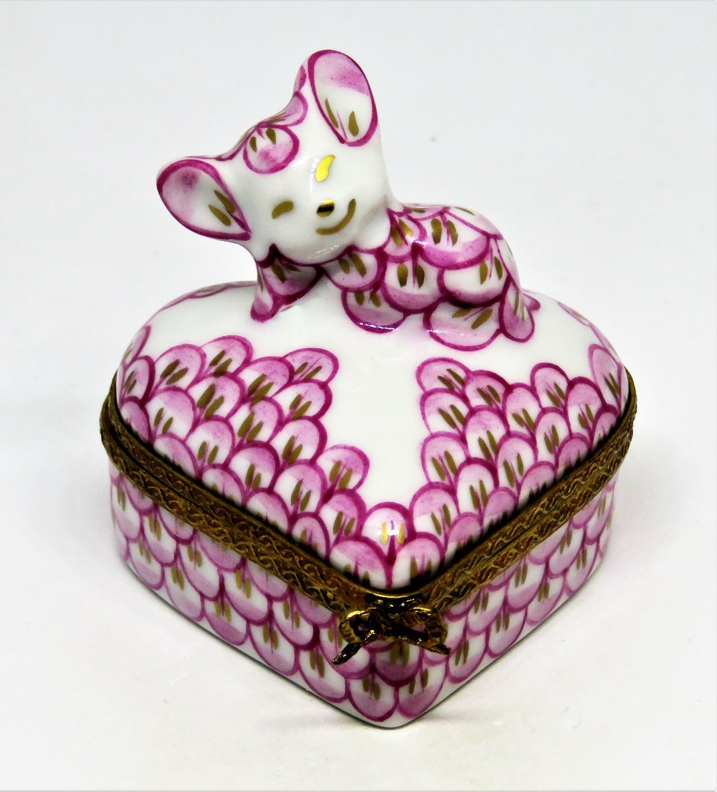 LIMOGES FRANCE BOX - HEREND STYLE RASPBERRY FISHNET MOUSE ON A HEART - FISH NET