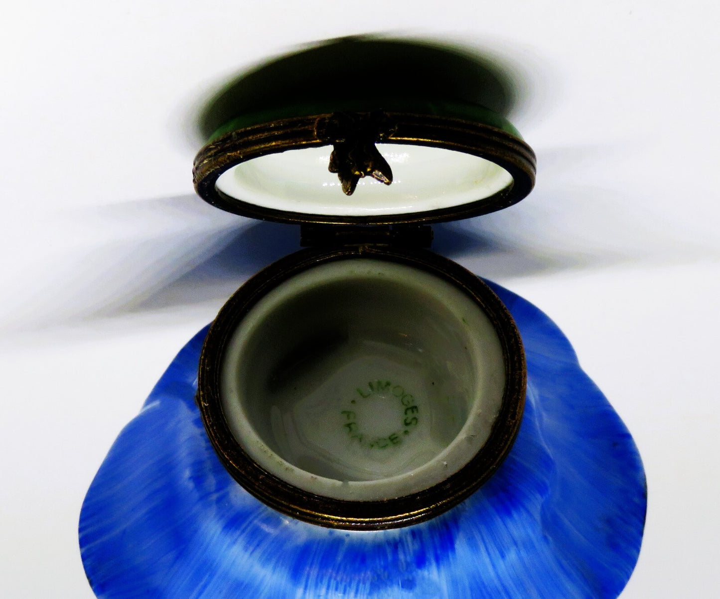 LIMOGES FRANCE BOX ~ BLUE  & WHITE FLOWER & GREEN CENTER ~ PEINT MAIN