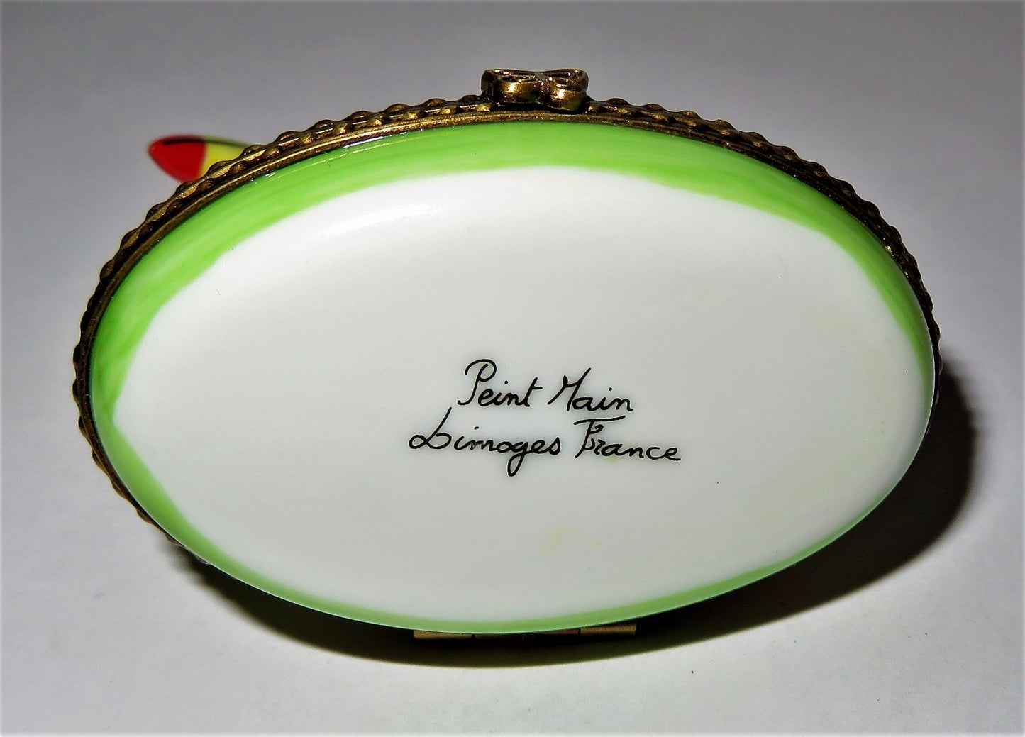 LIMOGES FRANCE BOX -TOUCAN ON WOODEN LOG- BUTTERFLY CLASP -FEATHER INSIDE- BIRDS