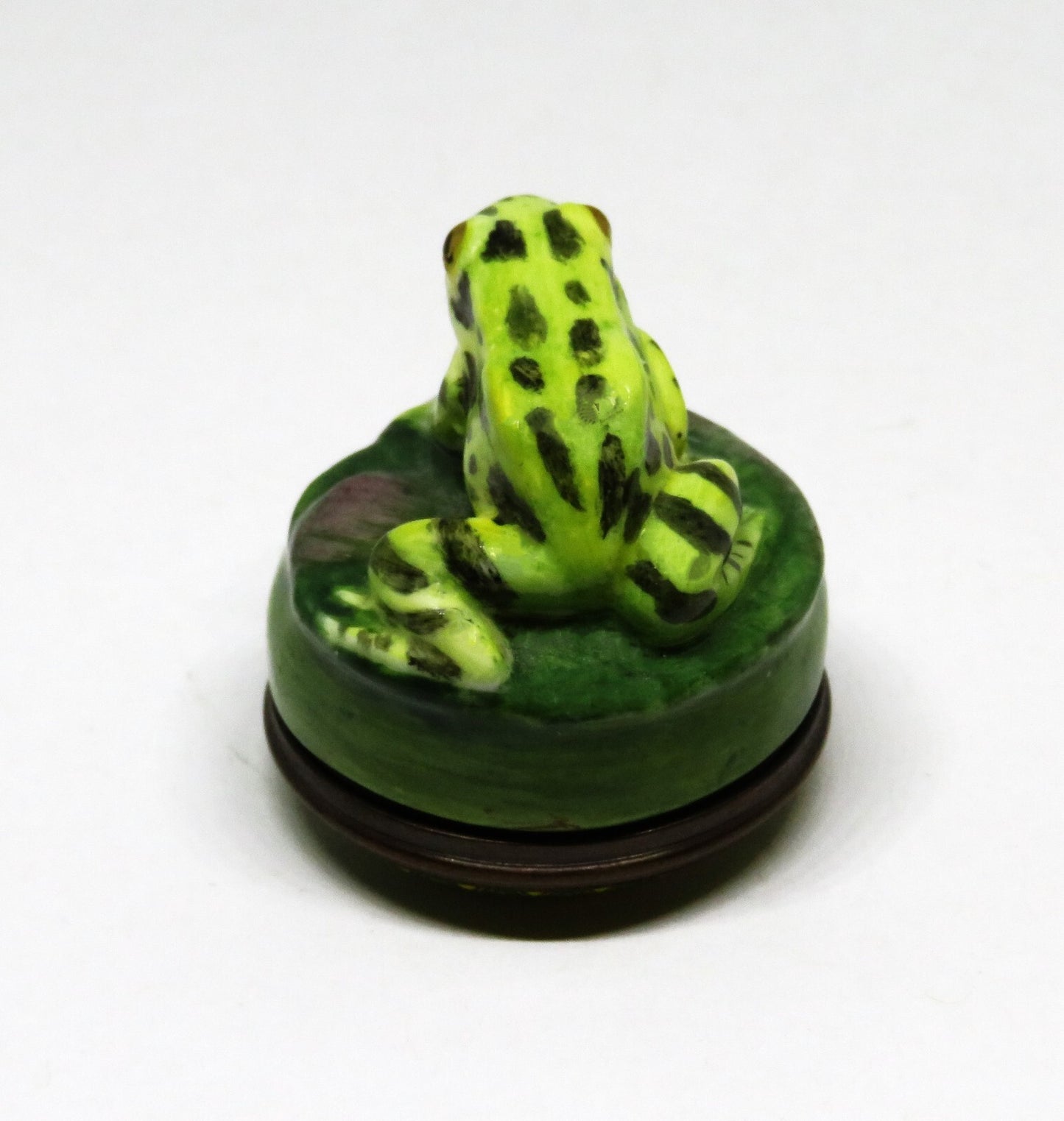 HALCYON DAYS ENAMEL BOX - SPOTTED GREEN & YELLOW FROG BONBONNIERE - WATER LILY