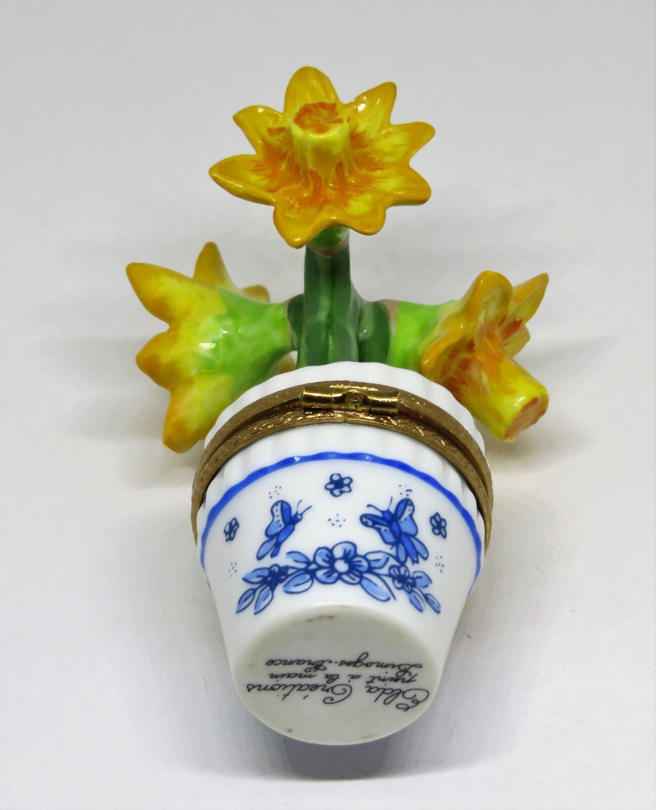 LIMOGES BOX - ELDA - YELLOW DAFFODILS - POT & DELFT BLUE FLOWERS & BUTTERFLY
