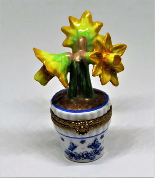 LIMOGES BOX - ELDA - YELLOW DAFFODILS - POT & DELFT BLUE FLOWERS & BUTTERFLY