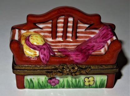 LIMOGES BOX ~ GARDEN BENCH & FLOWERS ~ 'STRAW' HAT & MAGENTA SHAWL ~ PEINT MAIN