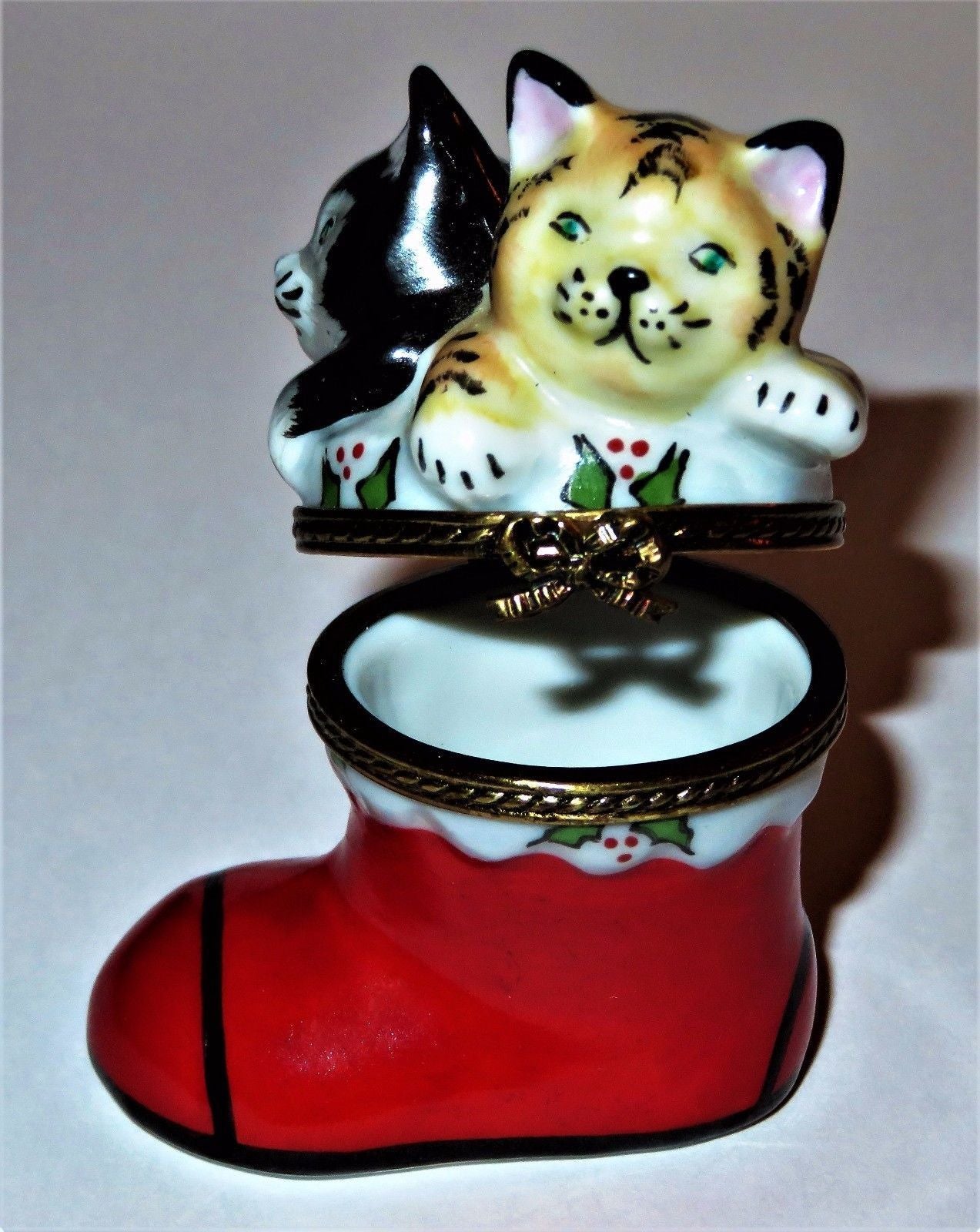 LIMOGES BOX - CHRISTMAS - SANTA CLAUS BOOT & KITTENS - CATS - HOLLY