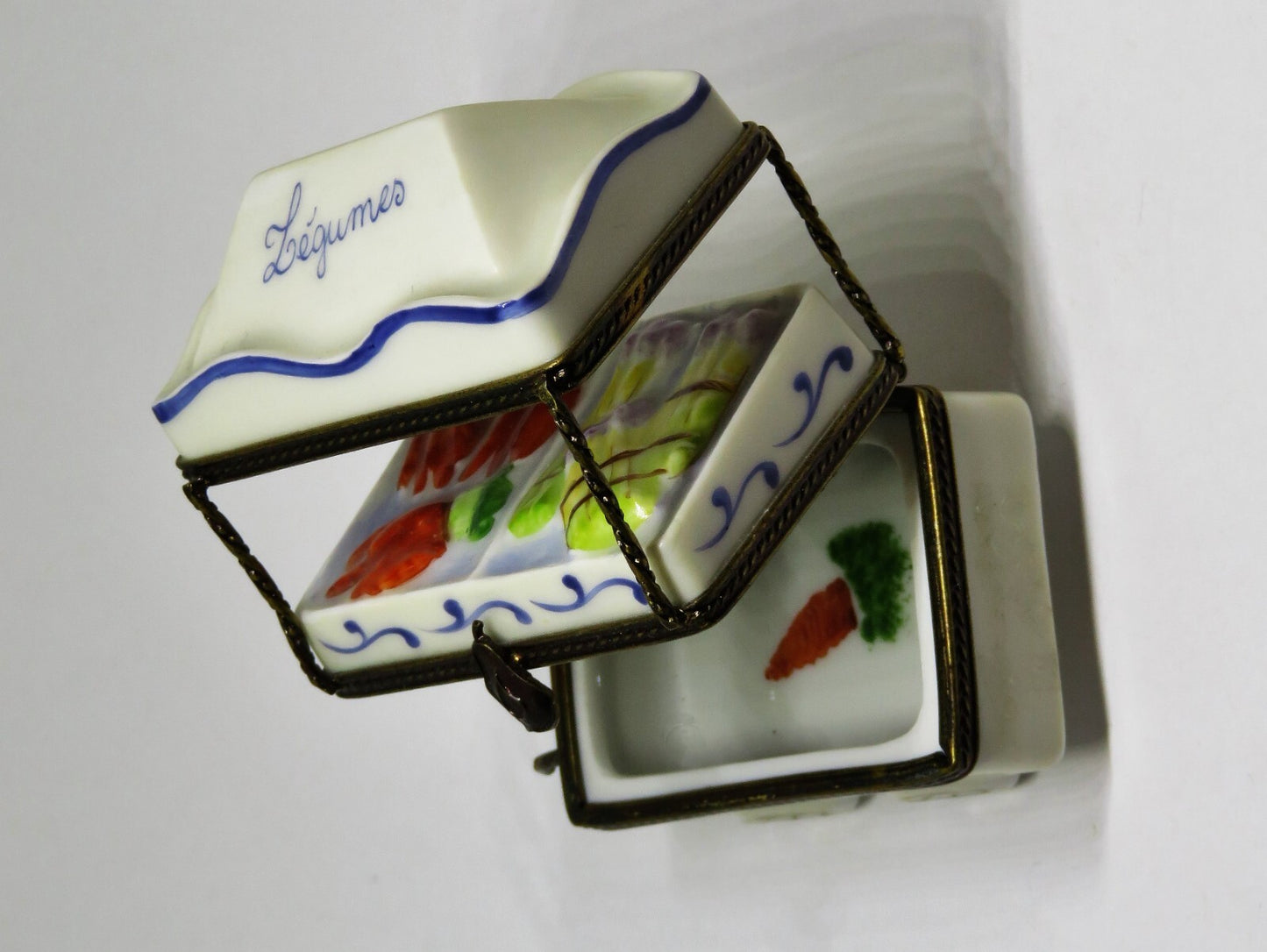 LIMOGES BOX ~ OUTDOOR VEGETABLE STAND ~ PUSHCART & AWNING ~ LEGUMES ~ PEINT MAIN