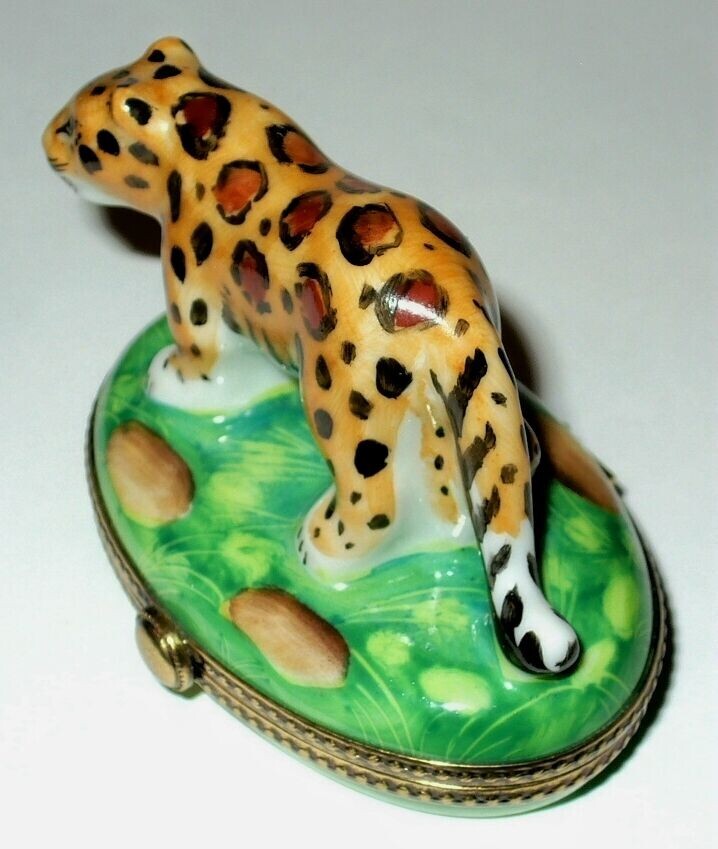 LIMOGES FRANCE BOX ~ LEOPARD IN THE JUNGLE ~WILD CAT~ GRASS & ROCKS ~ PEINT MAIN