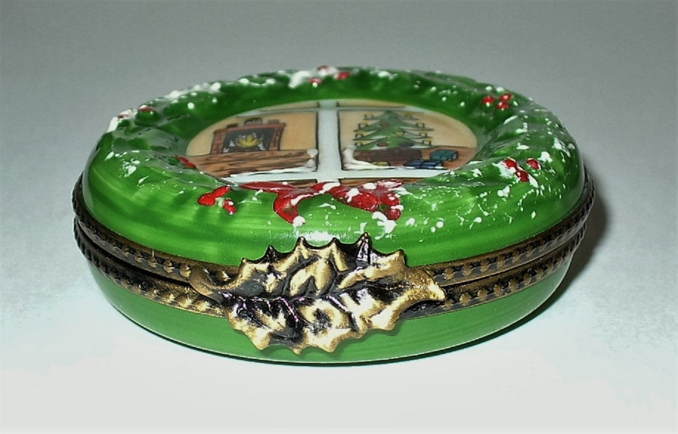 LIMOGES BOX - CHRISTMAS - WREATH & LIVING ROOM SCENE - FIREPLACE & TREE - HOLLY