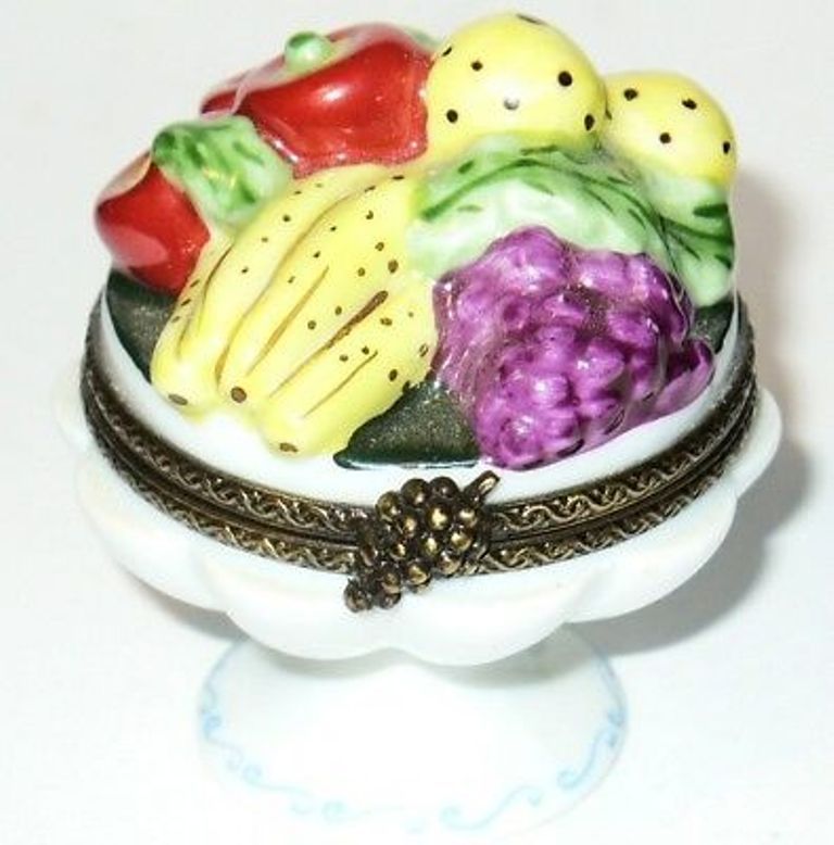 LIMOGES FRANCE BOX ~ FRUIT BOWL ~ BANANAS ~ APPLES ~ GRAPES ~ PEARS  ~PEINT MAIN