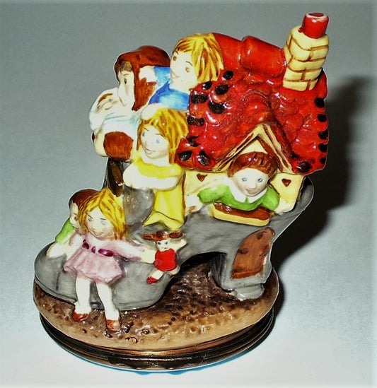 HALCYON DAYS ENAMEL BOX - OLD WOMAN LIVED IN A SHOE BONBONNIERE - NURSERY RHYMES