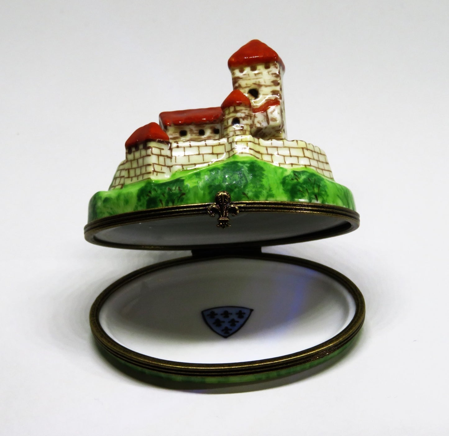 LIMOGES FRANCE BOX- PIERRE ARQUIE - CASTLE - FRENCH CHATEAU - FLEUR-DE-LIS CLASP