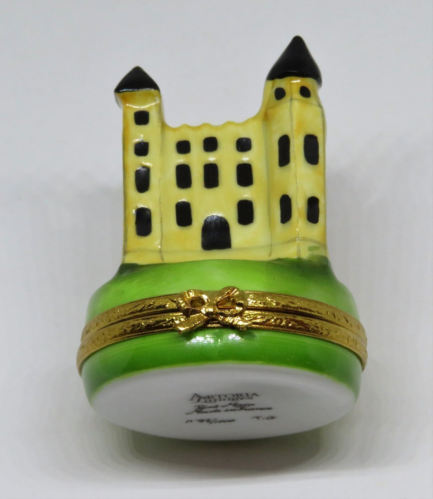 LIMOGES FRANCE BOX - ARTORIA - TOWER OF LONDON & BRITISH FLAG - ENGLAND - LE