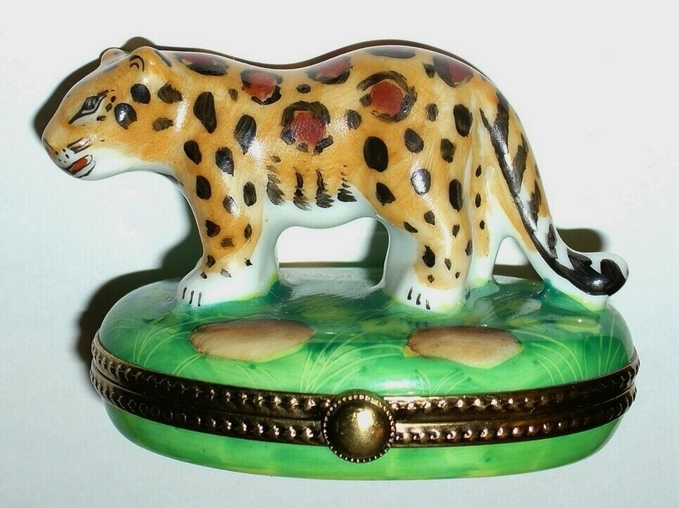 LIMOGES FRANCE BOX ~ LEOPARD IN THE JUNGLE ~WILD CAT~ GRASS & ROCKS ~ PEINT MAIN