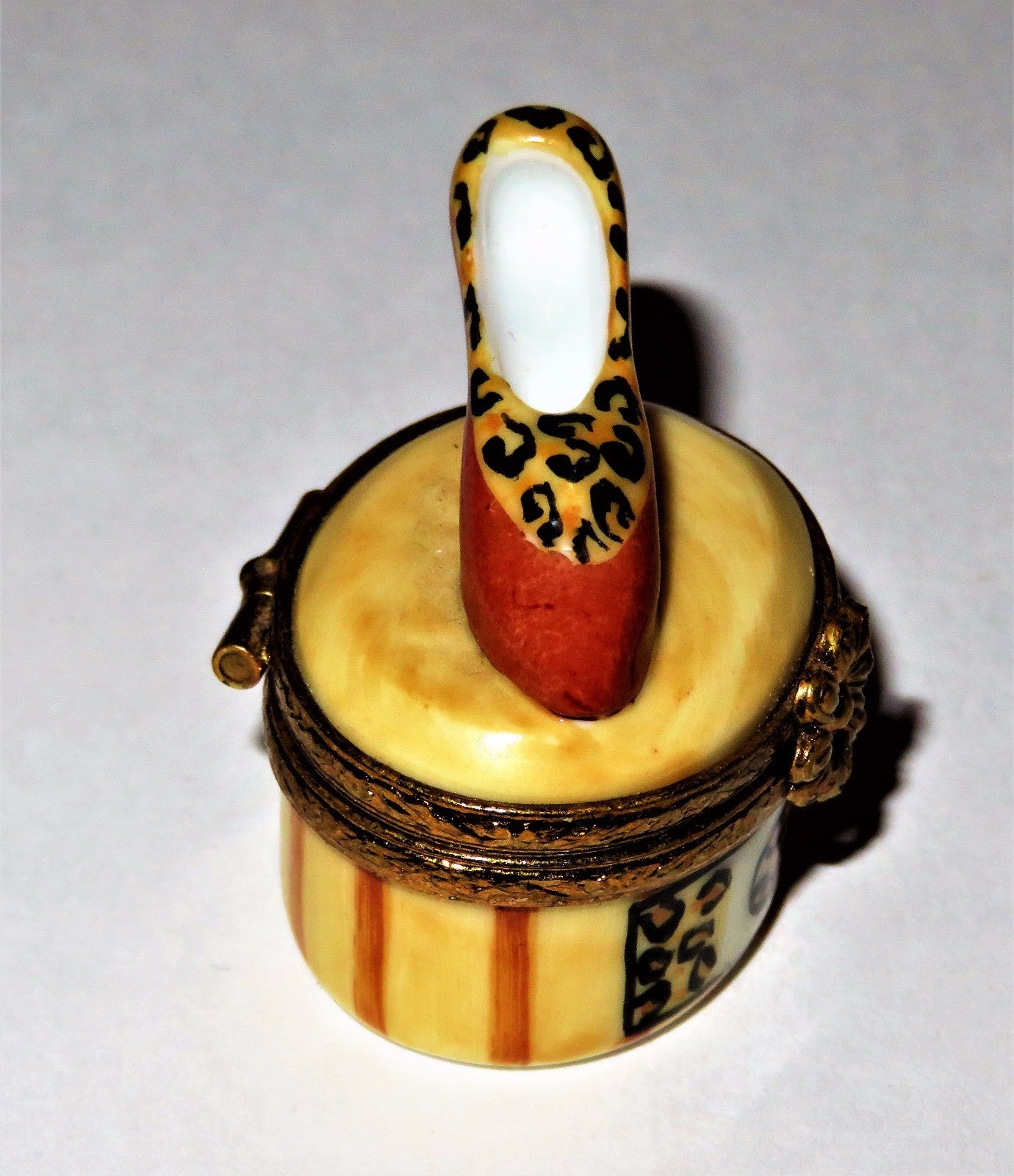 LIMOGES FRANCE BOX - EXOTIC LEOPARD PRINT SHOE ON A STRIPED OVAL - JUNGLE PRINTS