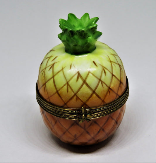 LIMOGES FRANCE BOX ~VINTAGE~ LARGE RIPE PINEAPPLE ~BEE CLASP~ FRUITS ~PEINT MAIN