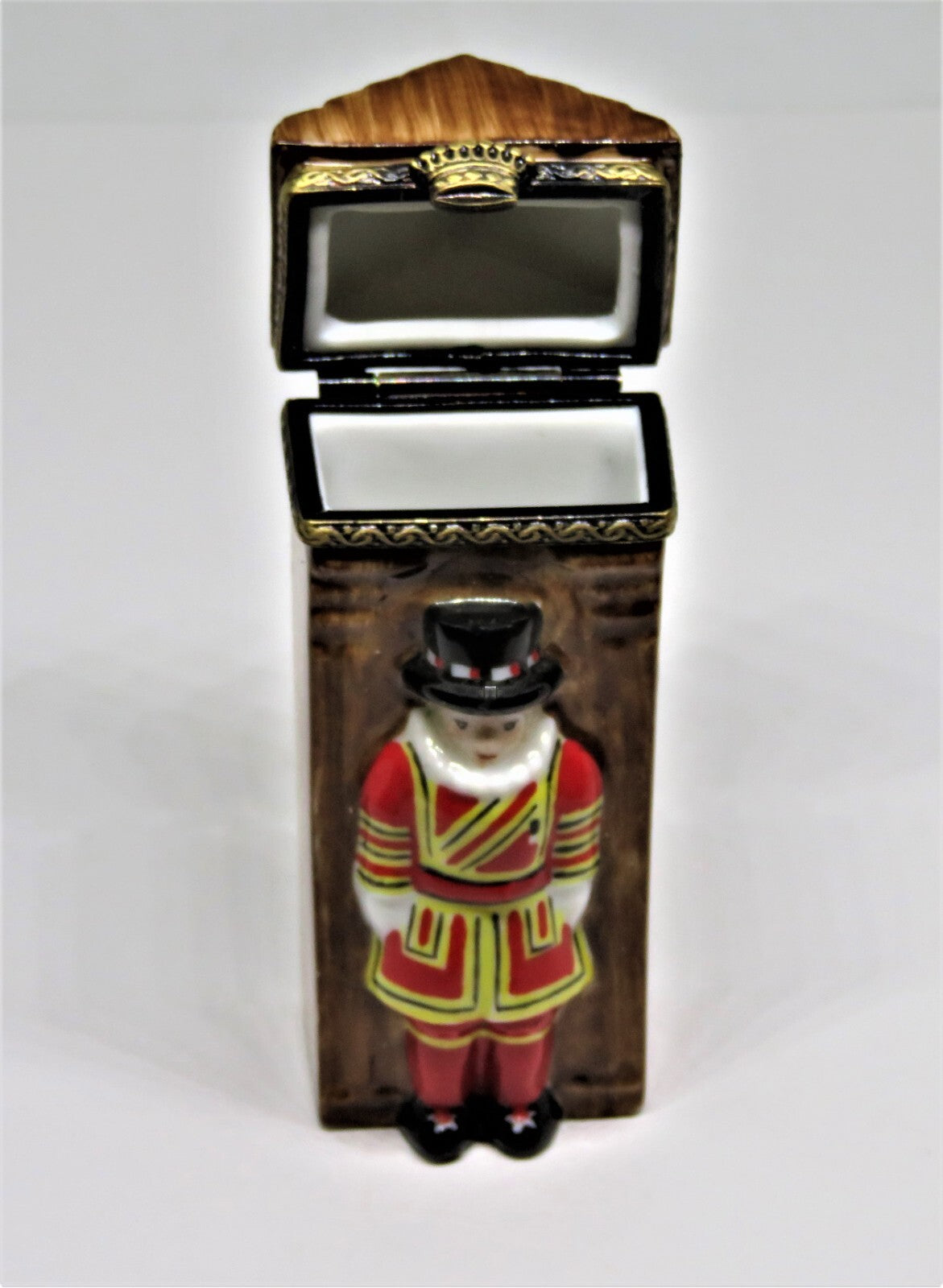 LIMOGES FRANCE BOX - TOWER OF LONDON GUARD & GUARD POST - BEEFEATER - ENGLAND