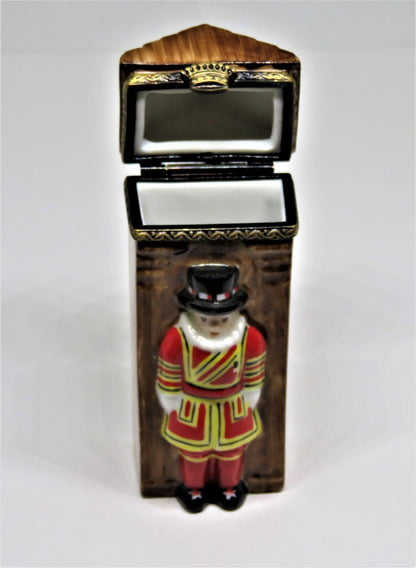 LIMOGES FRANCE BOX - TOWER OF LONDON GUARD & GUARD POST - BEEFEATER - ENGLAND