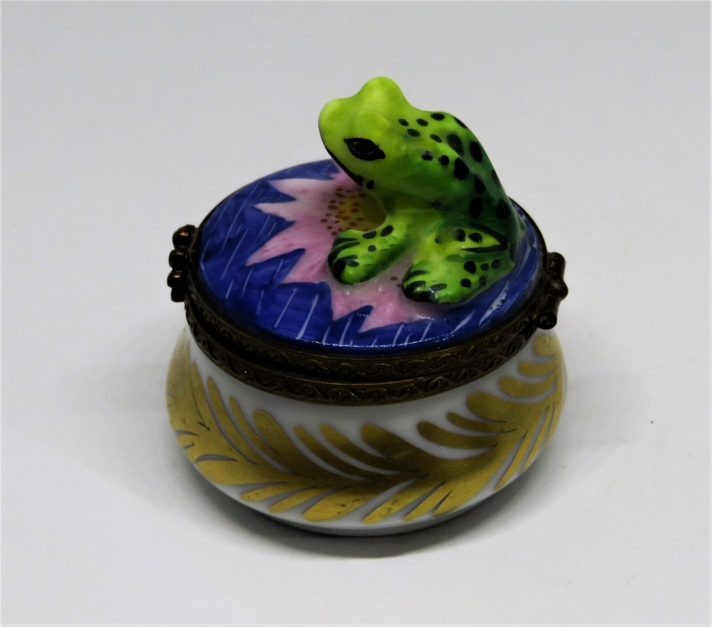 LIMOGES BOX -PARRY-VIEILLE- VINTAGE FROG & PINK LILY FLOWER - GOLD LEAVES