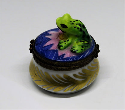 LIMOGES BOX -PARRY-VIEILLE- VINTAGE FROG & PINK LILY FLOWER - GOLD LEAVES