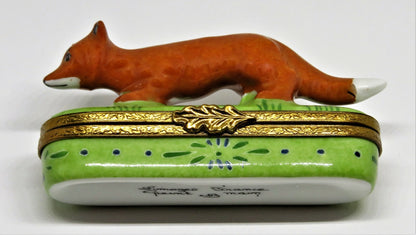 LIMOGES FRANCE PIN BOX - VINTAGE RED FOX IN A GRASSY MEADOW - LEAF CLASP
