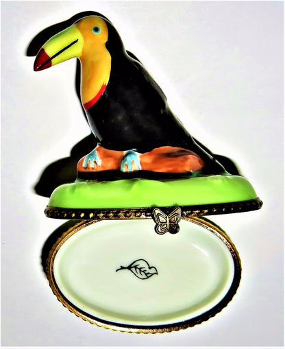LIMOGES FRANCE BOX -TOUCAN ON WOODEN LOG- BUTTERFLY CLASP -FEATHER INSIDE- BIRDS