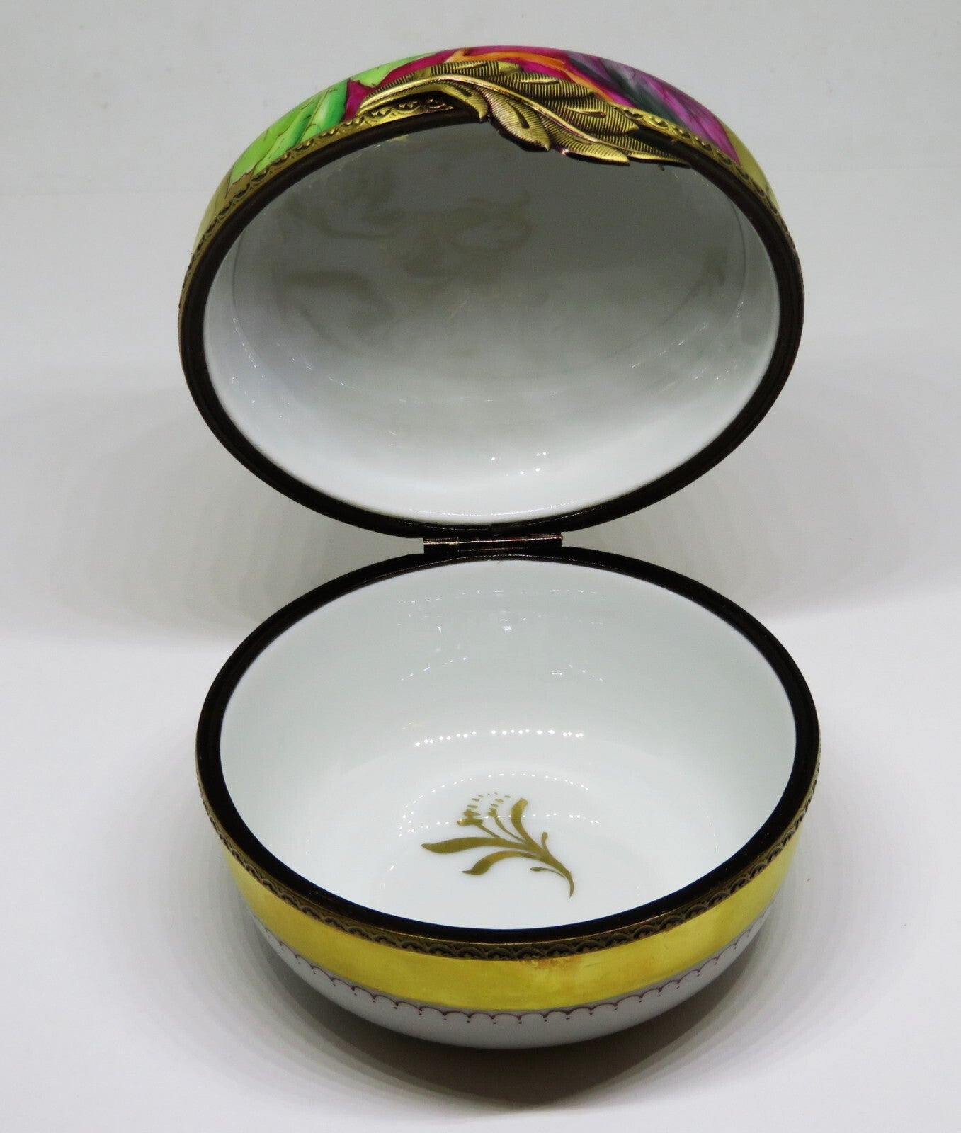 LIMOGES BEAUCHAMP - HUGE GOLD INCRUSTATION ROUND BOX - BIRD & PINK FLOWERS