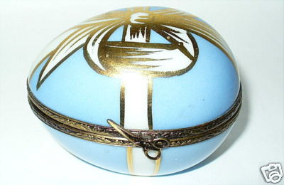 LIMOGES FRANCE BOX ~ EASTER ~ BLUE EGG & RIBBONS ~ HEN INSIDE ~ PEINT MAIN